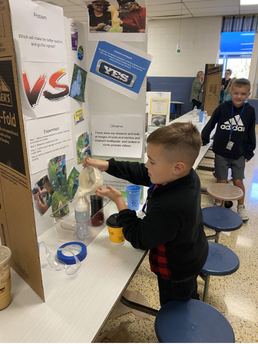 MES fourth grade students at the science fair